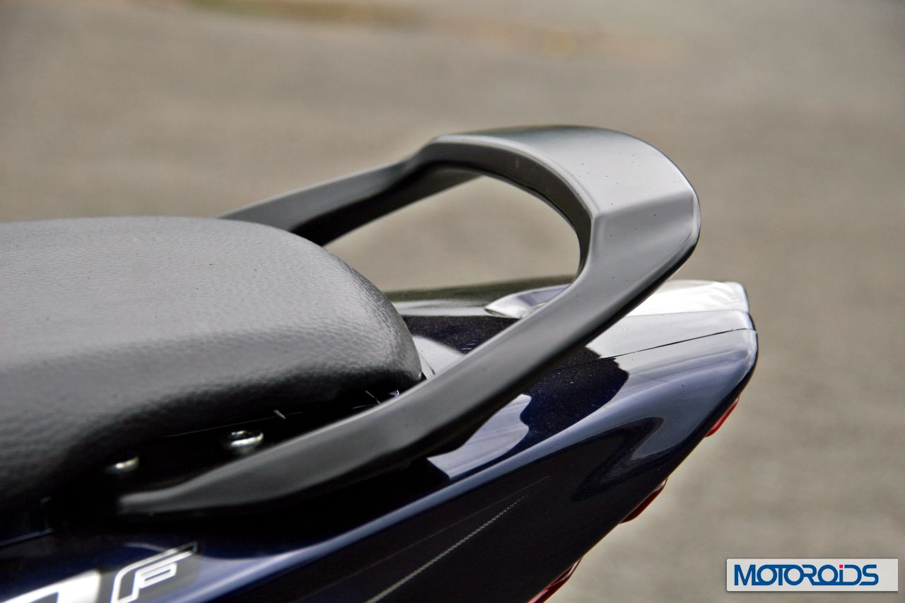 2014-Bajaj-Discover-150-F-rear-grab-handle.jpg