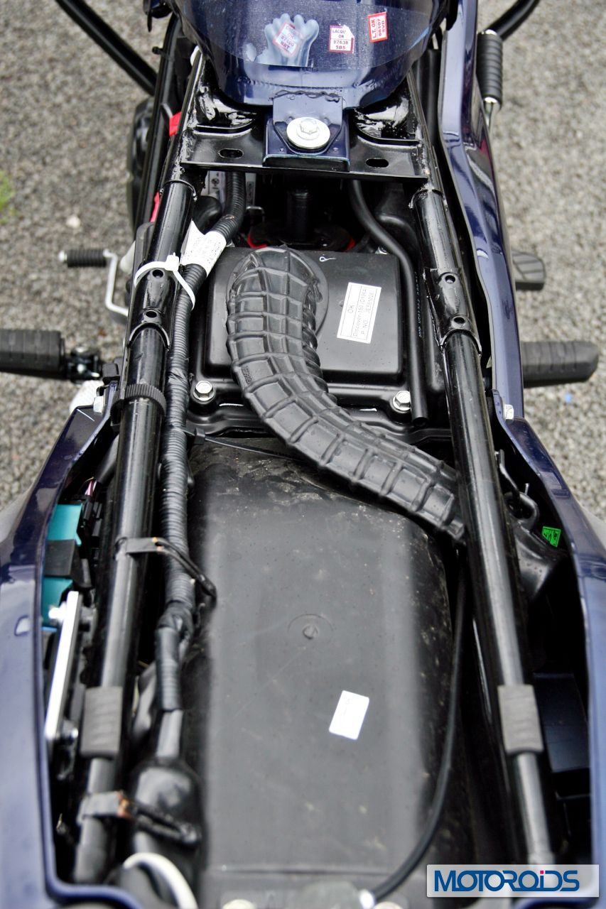 2014-Bajaj-Discover-150-under-seat.jpg