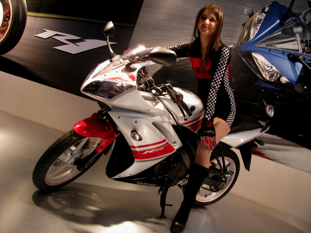 R1 online white colour