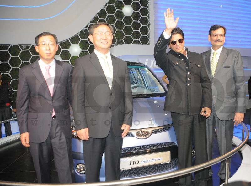 shahrukh khan unveils i10 electric at 2010 auto expo, motoroids