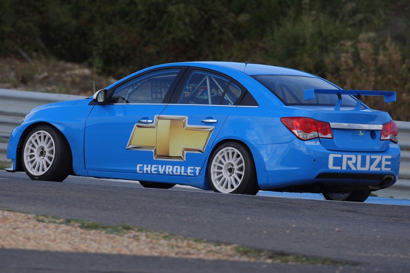chevrolet cruze wtcc race car - www.motoroids.com