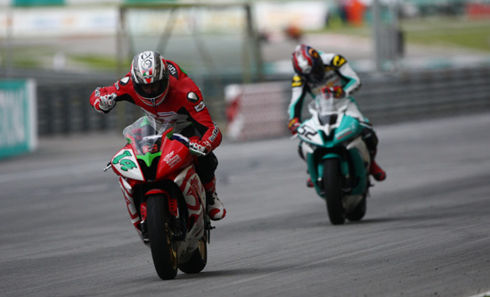 Glenn Allerton wins the Malaysian round of the Asian GP for Red Rooster Racing - www.motoroids.com