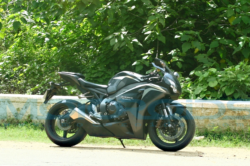 First Ride / Road Test Review of the 2009 Honda CBR1000RR Fireblade by Rohit Paradkar for Motoroids.com