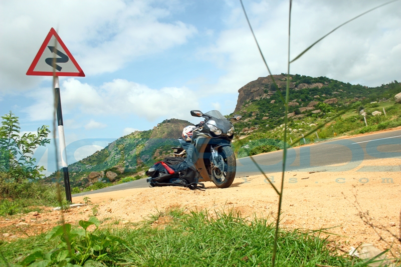 First Ride / Road Test Review of the 2009 Honda CBR1000RR Fireblade by Rohit Paradkar for Motoroids.com