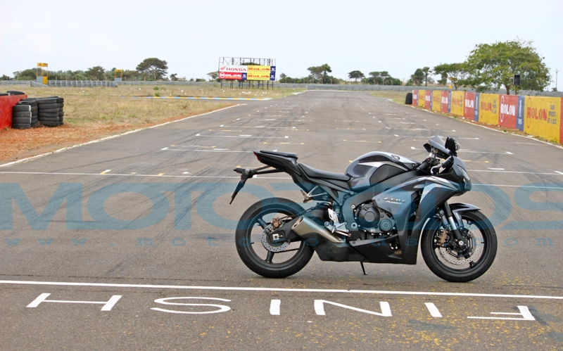 First Ride / Road Test Review of the 2009 Honda CBR1000RR Fireblade by Rohit Paradkar for Motoroids.com