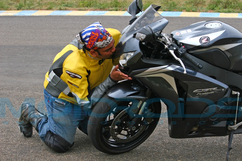First Ride / Road Test Review of the 2009 Honda CBR1000RR Fireblade by Rohit Paradkar for Motoroids.com