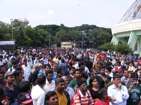 Hundreds of enthusiastic Jawa and Yezdi owners gathered to celebrate the 8th International Jawa Yezdi Day at the Kanteerva Stadium in Bangalore - www.motoroids.com