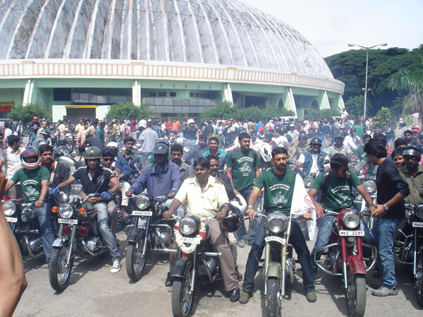 Hundreds of enthusiastic Jawa and Yezdi owners gathered to celebrate the 8th International Jawa Yezdi Day at the Kanteerva Stadium in Bangalore - www.motoroids.com