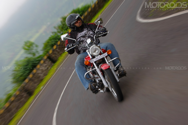 2011 Bajaj Avenger 220 Review Roadtest Page 3 Front Panning Road Test Review of the 2011 Bajaj Avenger 220 by Rohit Paradkar for Motoroids.com. Photography by Eshan Shetty.
