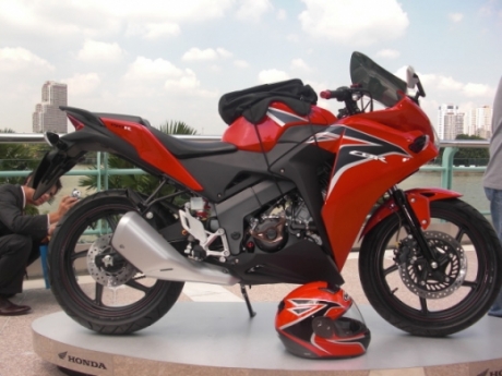 Honda CBR150R side