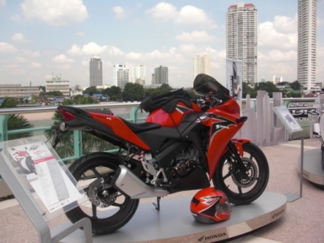 Honda CBR150R side Honda CBR150R side