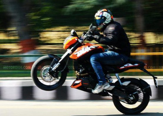 ktm-duke-200-stunts