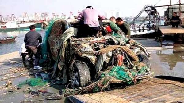 Porsche Cayenne pulled out by fishermen in China