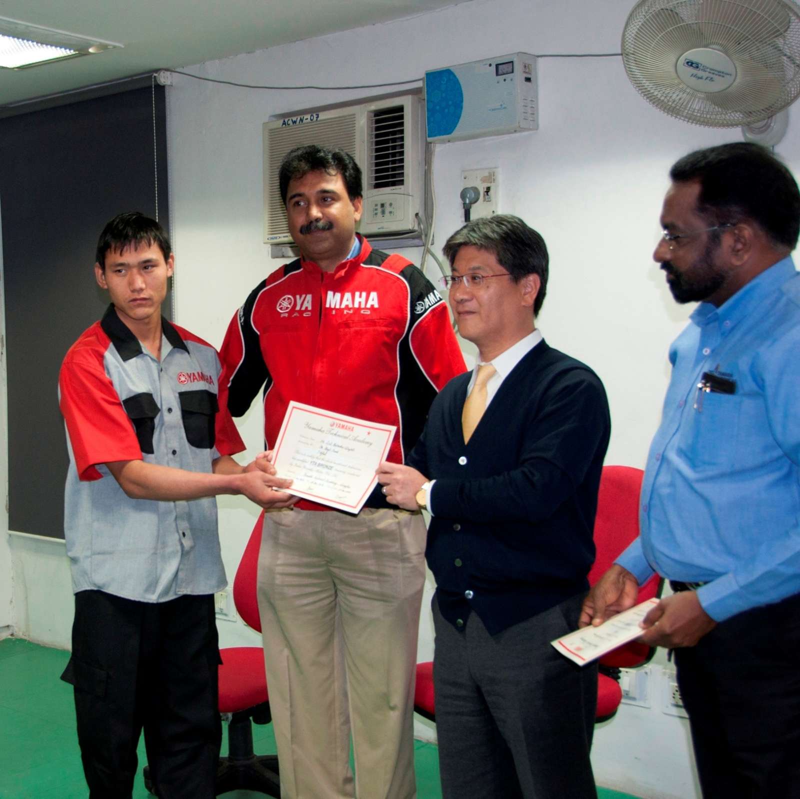 Mr. Hiroyuki Suzuki-MD,India Yamaha Motor and Mr.Ravinder Singh, Group Head - Service Marketing,     India Yamaha Motor felicitating  the students-2