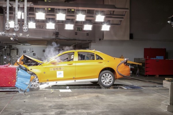 2014-Mercedes-S-Class-crash-testing-1