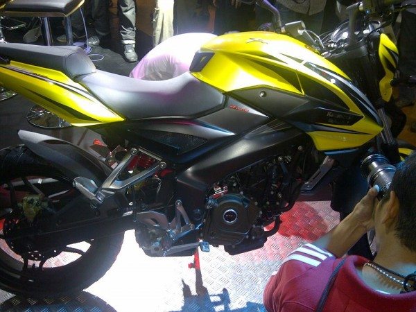 Kawasaki-Bajaj-Pulsar-200NS-Indonesia-2