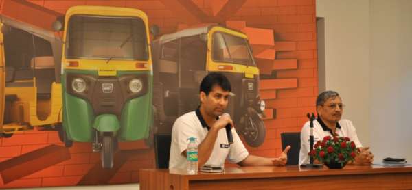 Mr. Rajiv Bajaj, MD and Mr. R C Maheshwari, President - CV Bajaj Auto Ltd. at the launch RE - Compact (1)