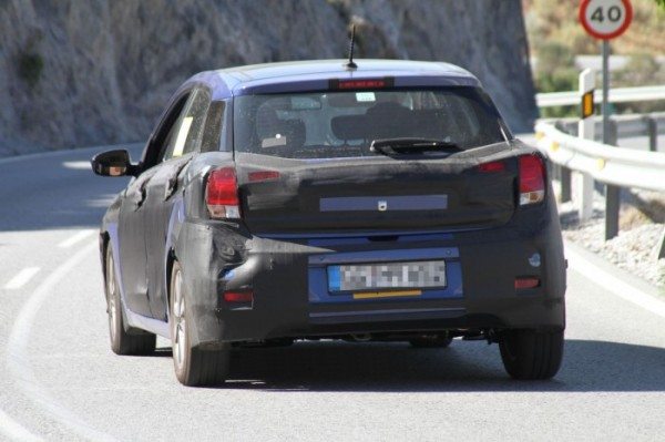 Hyundai-i20-2015-Spy-Photos-4-700x466