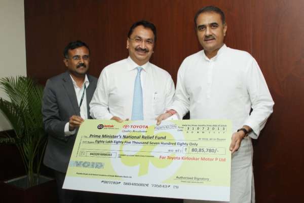 Mr. Praful Patel, Hon'ble Minister for Heavy Industry with Mr. Vikram Kirloskar, Vice Chairman, Toyota Kirloskar Motor