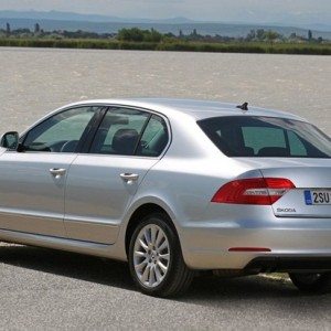 Skoda Superb facelift images motoroids