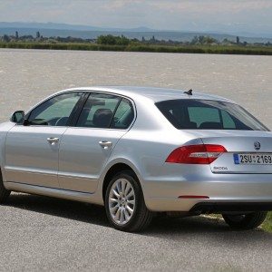 Skoda Superb facelift images motoroids