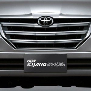 Toyota Innova Facelift India Launch Price Pics