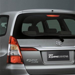 Toyota Innova Facelift India Launch Price Pics