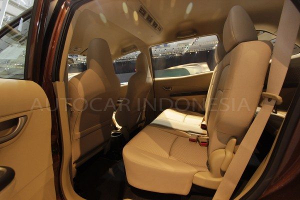 Honda-Mobilio-interior-pics-2