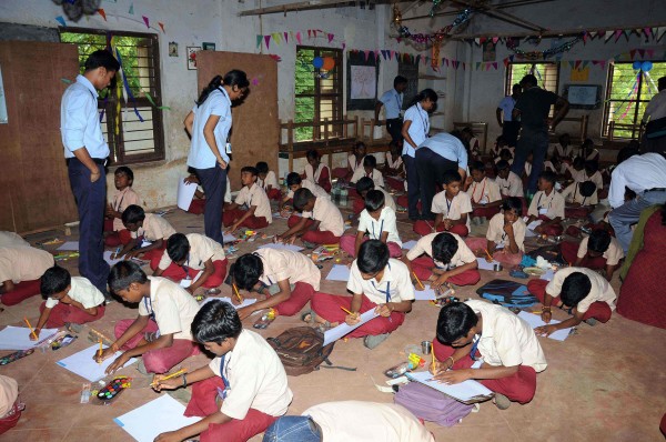 School children and Ford volunteers during the painting competition[1] (1)