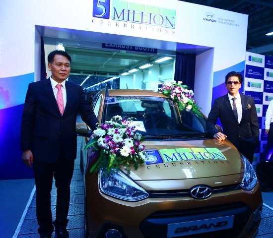 Mr. B S Seo- MD & CEO Hyundai Motor India Ltd. & Mr. Shahrukh Khan- Brand Ambassador Hyundai Motor India Ltd. at the 5 Millionth car roll-out at Hyundai Plant in Chennai(1) (1)