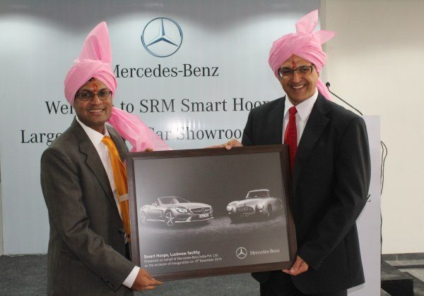 Eberhard Kern, MD&CEO, Mercedes-Benz India handing over the Dealer Memento to Neeraj Agarwal, Managing Director, SRM Smart Hoop