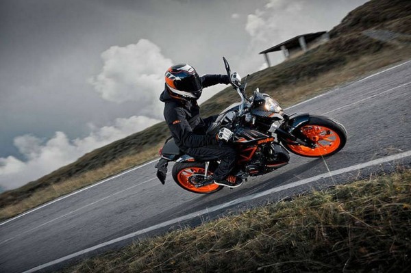 KTM-Duke-390-black-pics- (4)