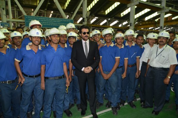 uperstar Anil Kapoor, visited the Tata Motors Plant in Pimpri and filled the air in the plant with exuberance. The star took a plant tour and during the visit interacted with employees and staff in the plant. While addressing employees he stated that 24 is all about action, thrill and drama and that is what the Tata Safari Storme is all about too.