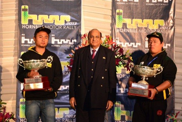Dr. Raghupati Singhania, Chairman & Managing Director, JK Tyre & Industries Ltd with the overall champions in the 4-wheeler Amateur category