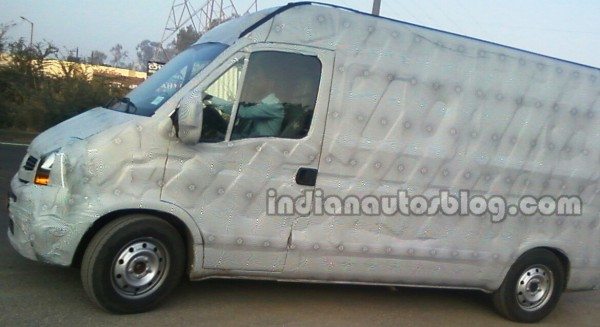 Next-generation-Tata-Winger-spied-full