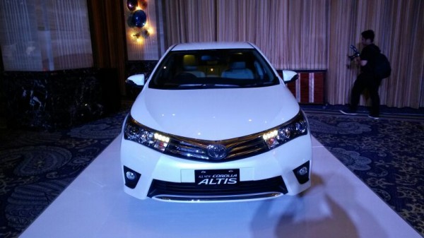 2014-Toyota-Corolla-Altis-Indonesia-pics-1