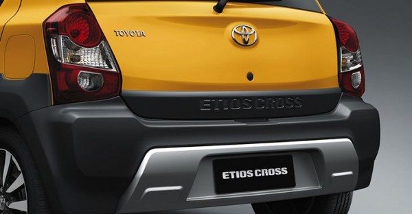 2014-Toyota-Etios-Cross-pics-details-3