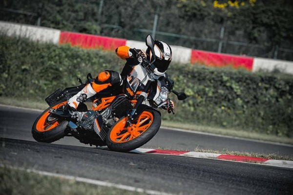 KTM-Duke-390-black-color-pics-2