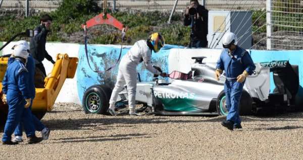 Lewis-Hamilton-crash-2