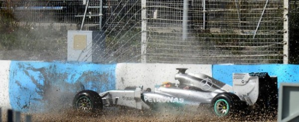 Lewis-Hamilton-crash