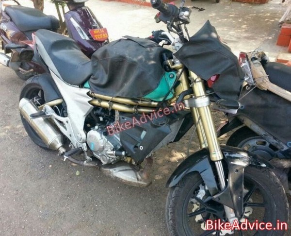 Mahindra Mojo 300 with new redesigned tank (1)