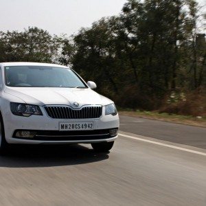 New Skoda Superb faceliftaction shots