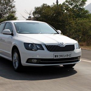 New Skoda Superb faceliftaction shots