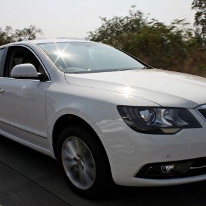 New Skoda Superb faceliftaction shots