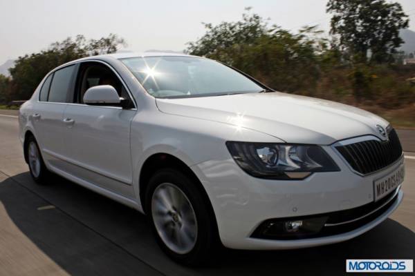 New Skoda Superb faceliftaction shots