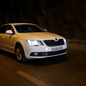 New Skoda Superb faceliftaction shots