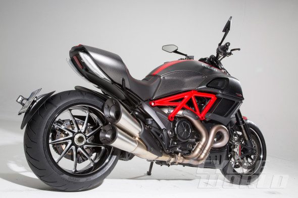 2015-ducati-diavel-geneva-motor-show-images-1