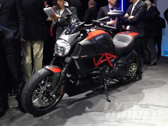 2015-ducati-diavel-geneva-motor-show-images-4