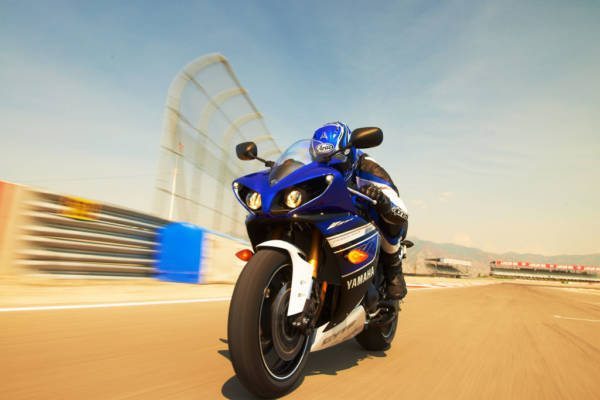 2013-yamaha-yzf-r1-India-3