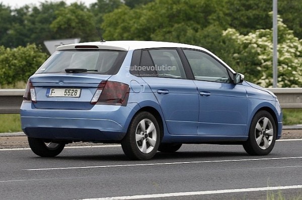 2014-skoda-fabia-spy-shot-clear-4